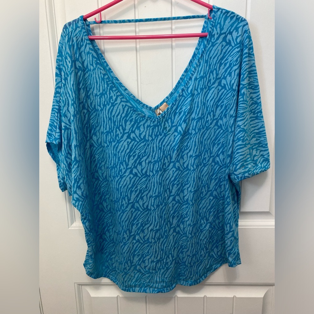 Eyeshadow blue print deep v-neck top. Size 1X.